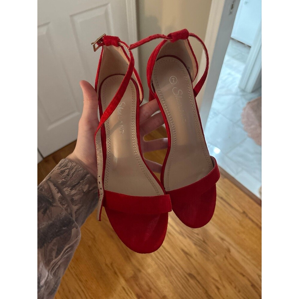 Red shoeland highheels